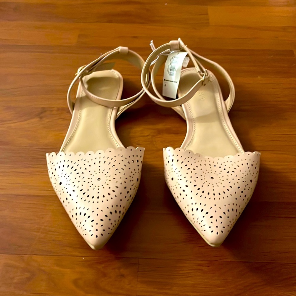 NEVER WORN. Size 8 US Women’s pointy toe flats. Great for summer!